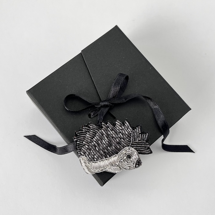 Pross-Siil (kaitse ja sisemise jõu sümbol) hõbedane