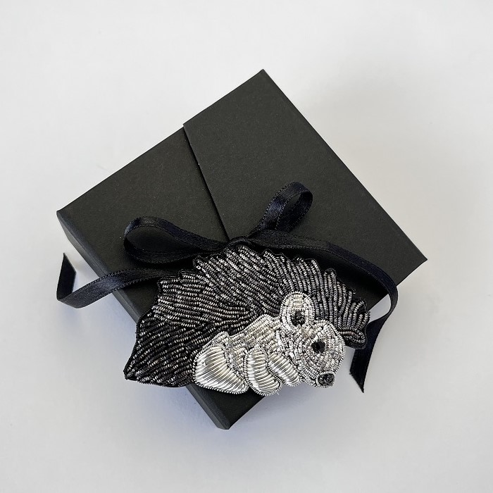 Pross-Siil (kaitse ja sisemise jõu sümbol) hõbedane