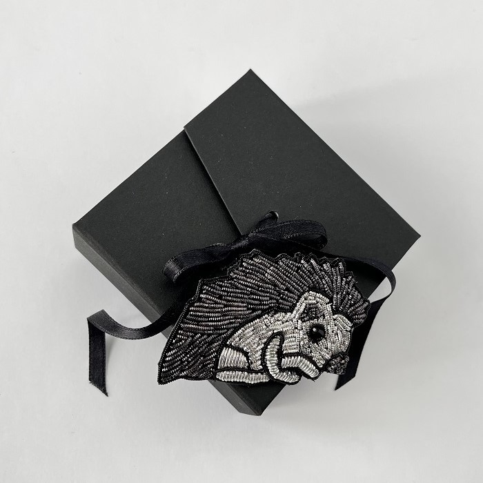 Pross-Siil (kaitse ja sisemise jõu sümbol) hõbedane